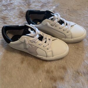 ❤️🎀 EUC White and Black Star Sneakers with black rhinestones
